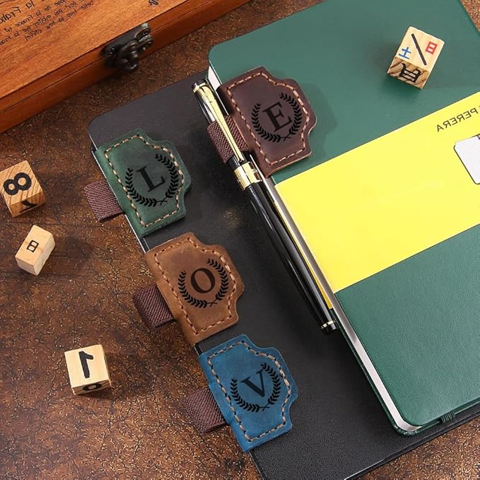 Custom Bookmark with Pen Holder with 26 Letters Personalized Magnetic Leather Book Mark, Customized Name Book Marker Clip with Initial for Men Women, Gifts for Book Lovers, Readers, (Green, S)